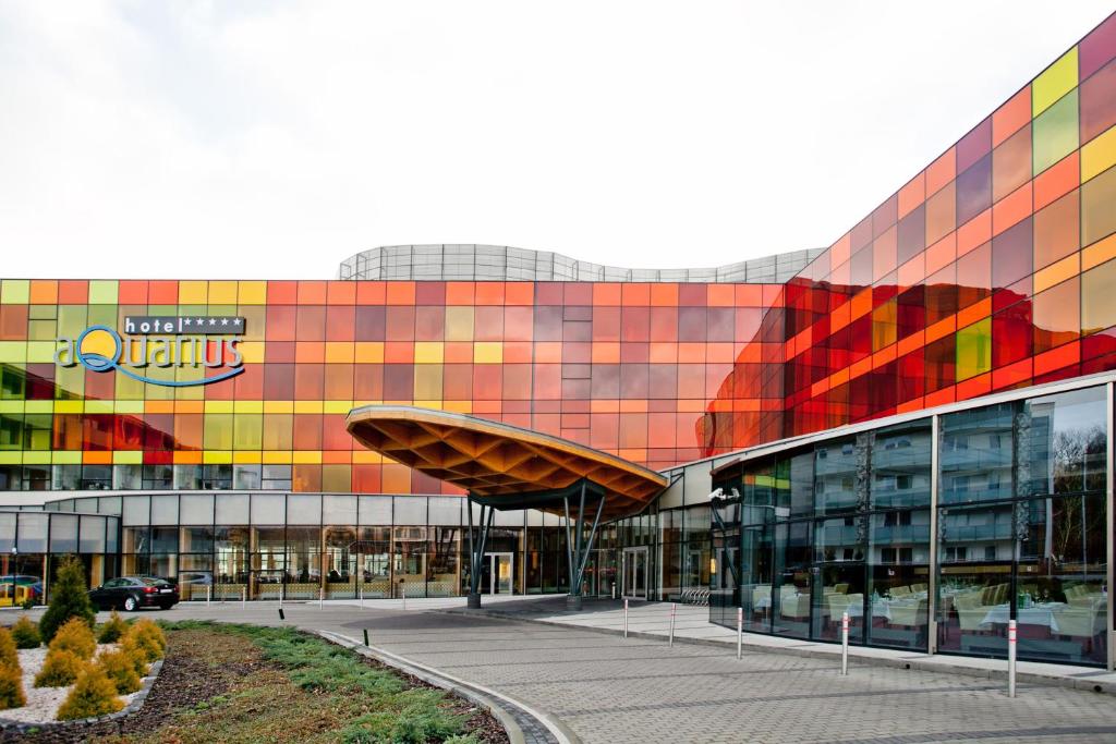 un gran edificio con una fachada colorida en Apartamenty Sun & Snow Aquarius en Kołobrzeg
