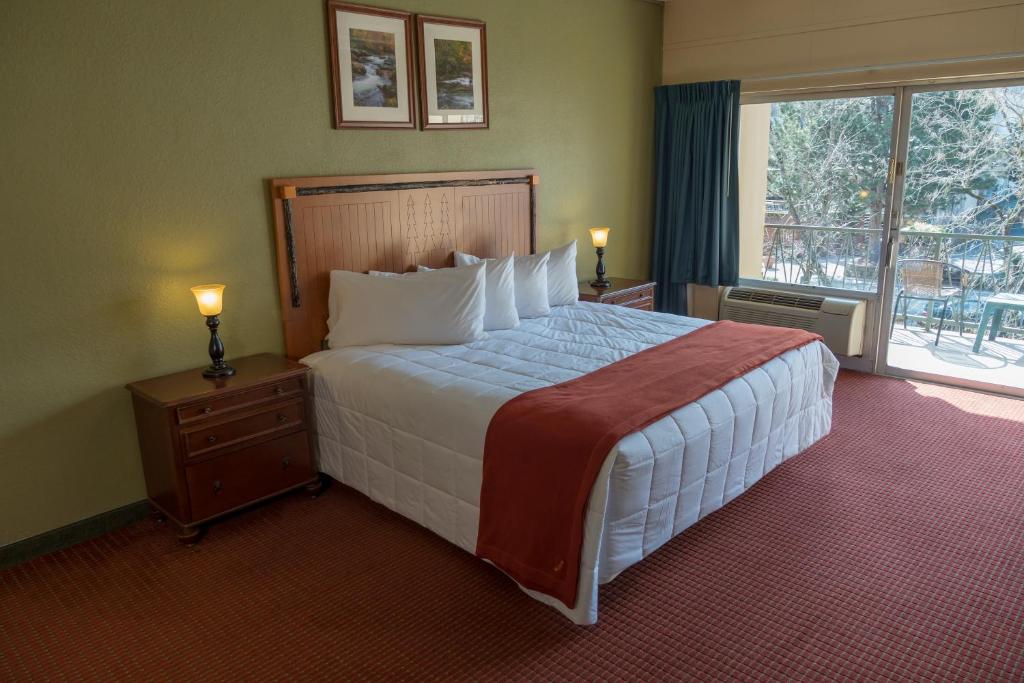 River Terrace Resort & Convention Center - Standard King Guestroom