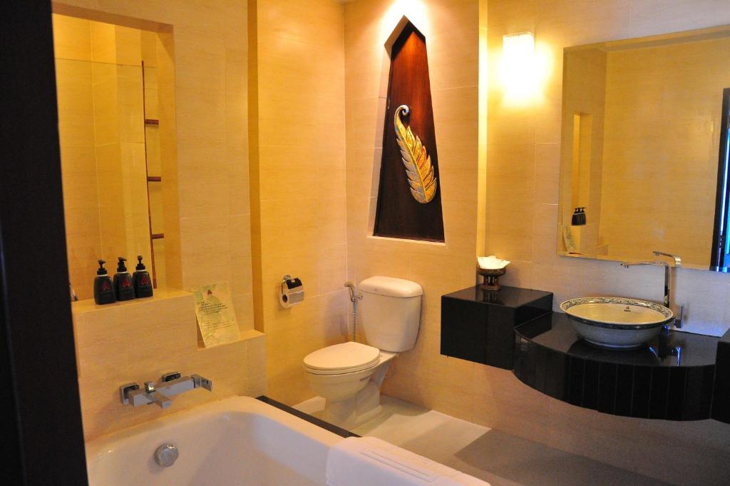 Koupelna v ubytování Navatara Phuket Resort