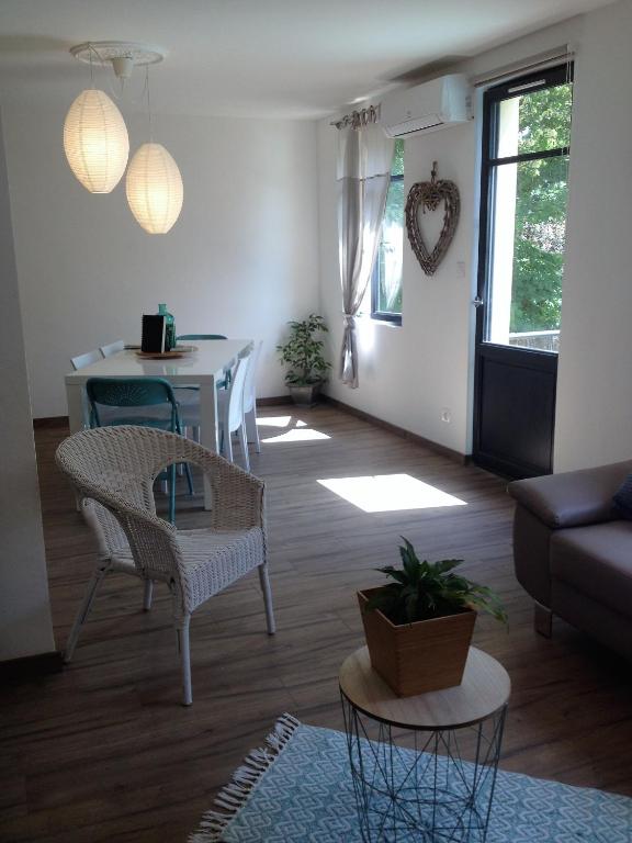 un salon avec un canapé et une table dans l'établissement AU VIEUX LAVOIR avec Parking privé, Jardin , Climatisation, à 500 m de la cité, à Carcassonne