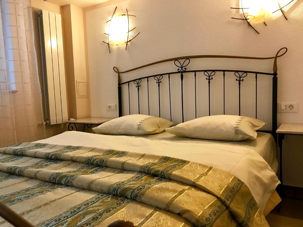 uma cama com duas almofadas num quarto em Modern & Central Apartment in North of Bucharest em Bucareste
