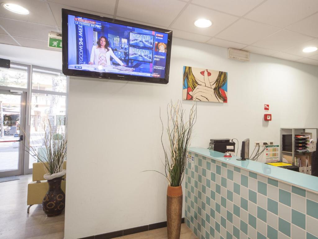 Televízia a/alebo spoločenská miestnosť v ubytovaní Hotel Colombo