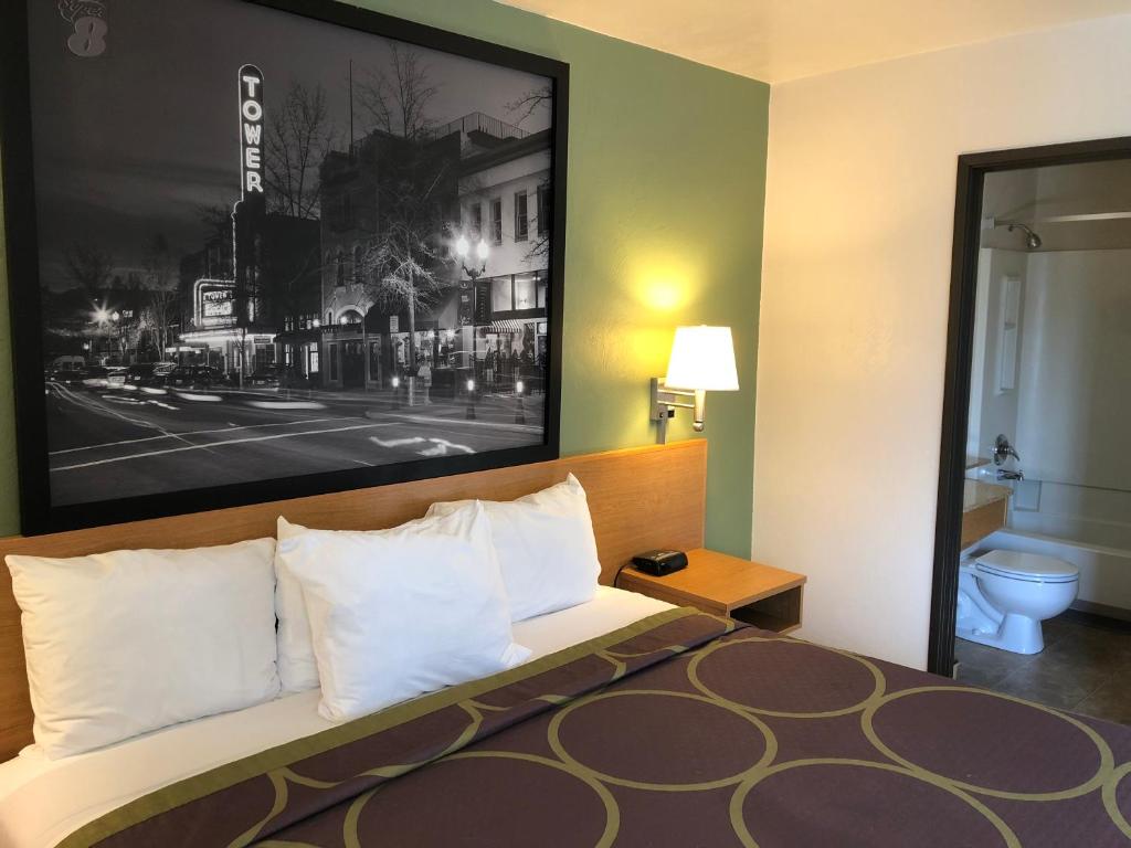 Postel nebo postele na pokoji v ubytování Super 8 by Wyndham Bend