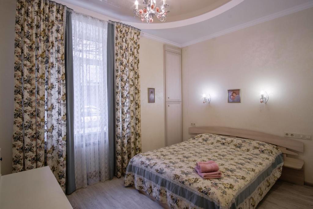 オデッサにあるStudio near Deribasovskayaのベッドルーム1室(ベッド1台、大きな窓付)