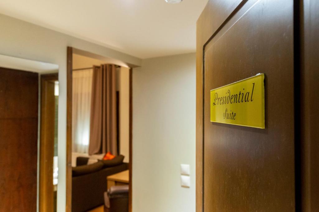 Certifikát, hodnocení, plakát nebo jiný dokument vystavený v ubytování Nevros Hotel Resort and Spa