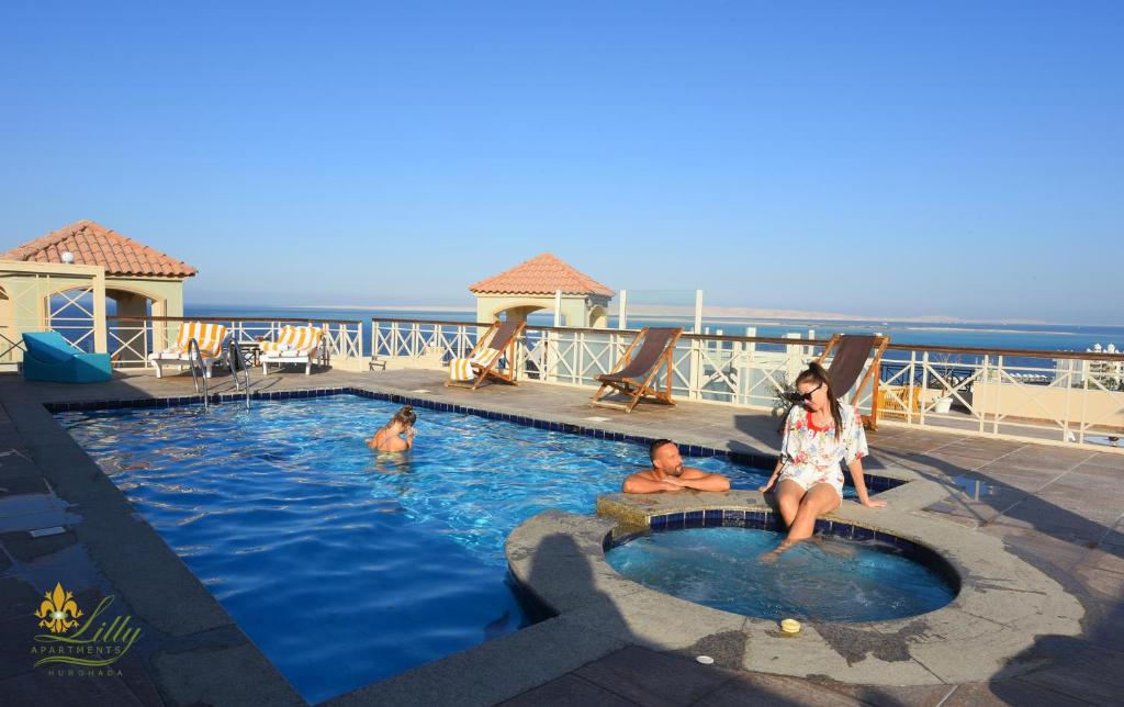 une femme assise dans une piscine sur un bateau de croisière dans l'établissement Lilly Apartments, à Hurghada