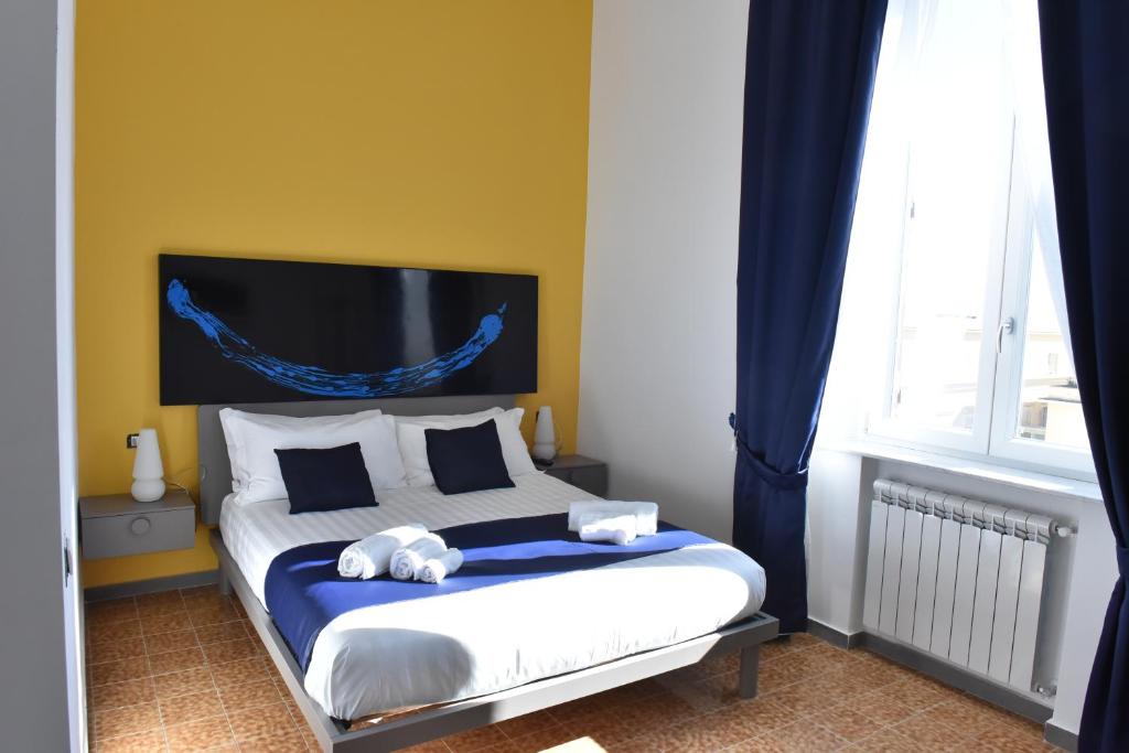 Łóżko lub łóżka w pokoju w obiekcie Specchio di Parthenope B&B