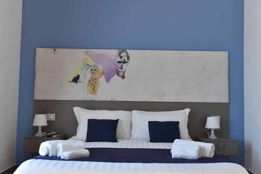 Łóżko lub łóżka w pokoju w obiekcie Specchio di Parthenope B&B