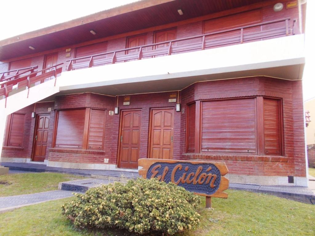 un edificio con una señal frente a él en El Ciclón en Villa Gesell