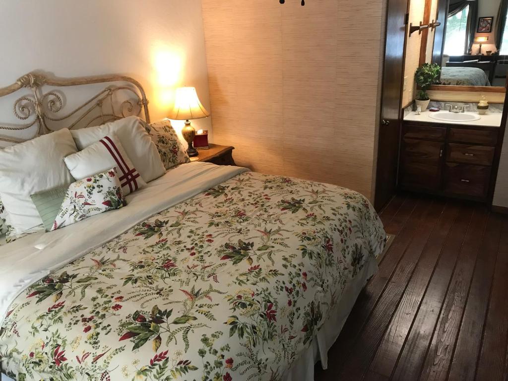 Postel nebo postele na pokoji v ubytování Hale Maluhia Country Inn