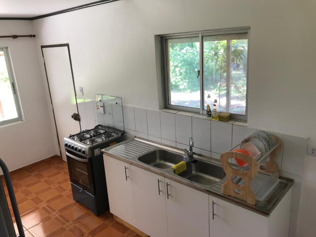 Cucina o angolo cottura di Cabañas Tautira