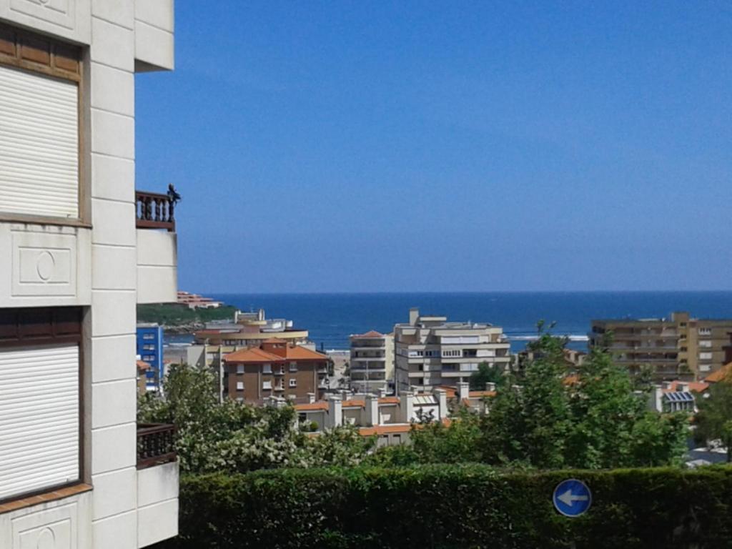 Una vista del océano desde un edificio en El Balcón de Luán, en Suances