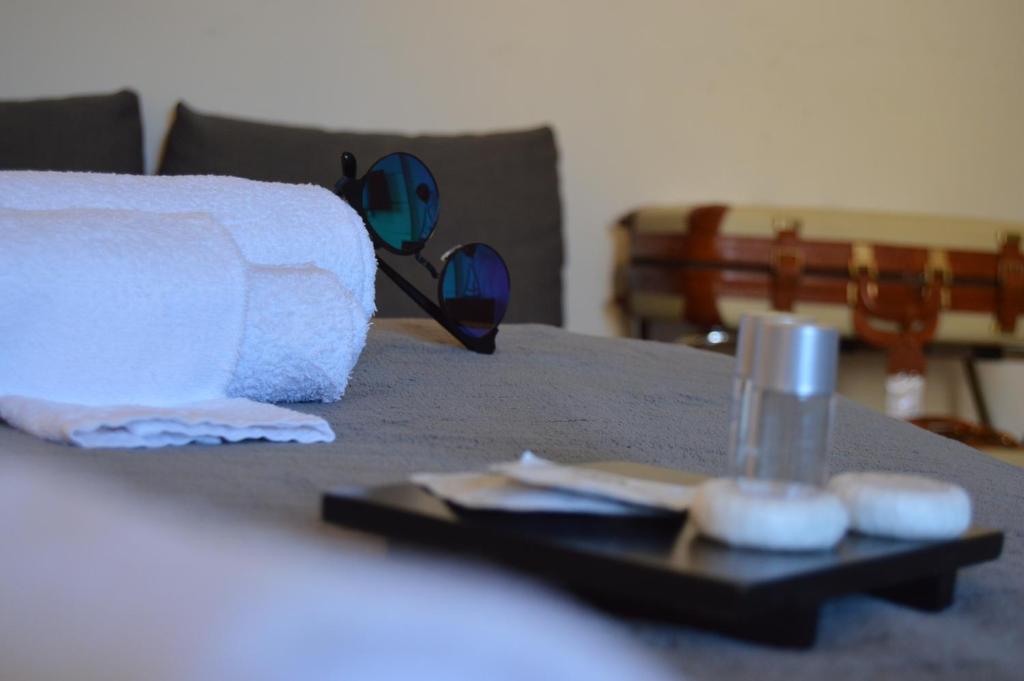 einem nahe gelegenen Bett mit einem Teller Papierhandtücher in der Unterkunft Blue Star luxury apartment San Giovanni - Colosseo in Rom