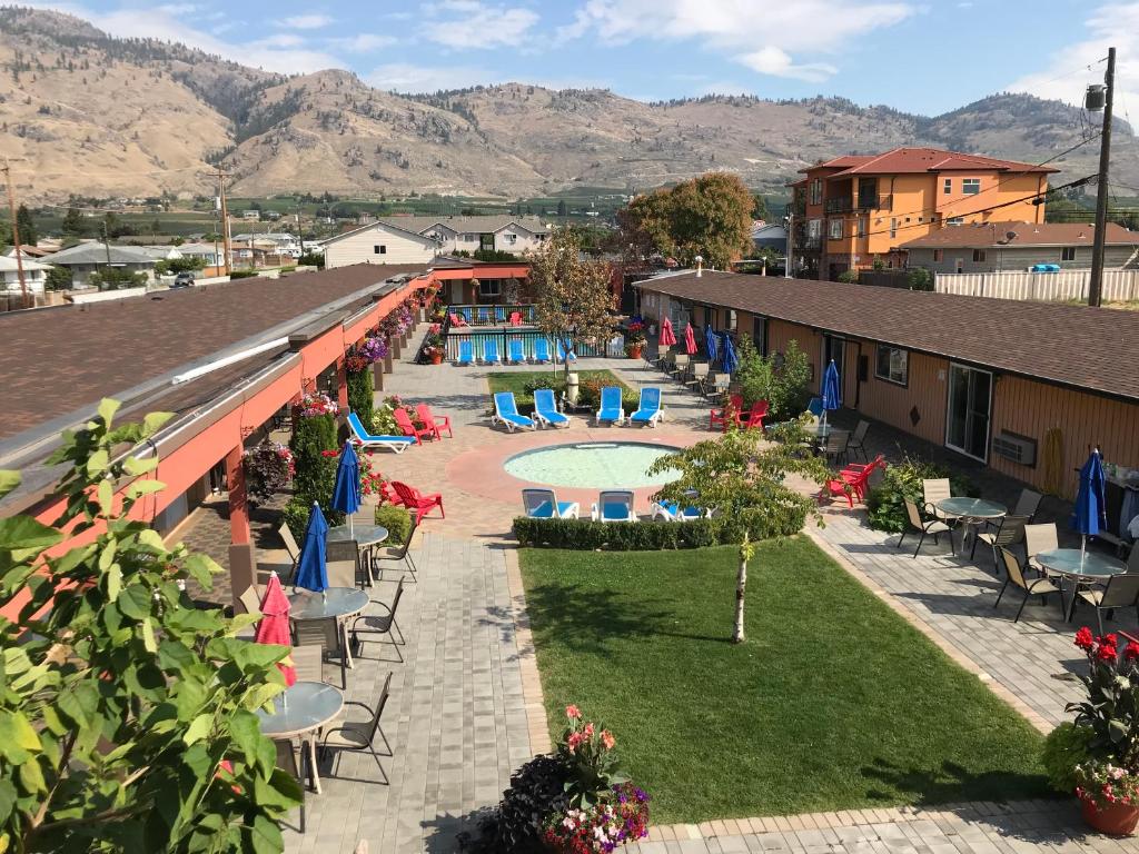 - une vue de tête sur un complexe avec une piscine et des chaises dans l'établissement Sahara Courtyard Inn & Suites Osoyoos, à Osoyoos