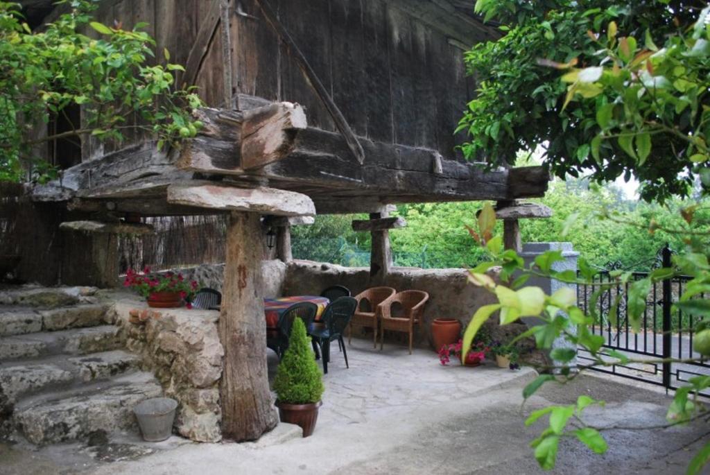 patio con mesa y sillas en La Casina de Mon, en Quintana de Llanes