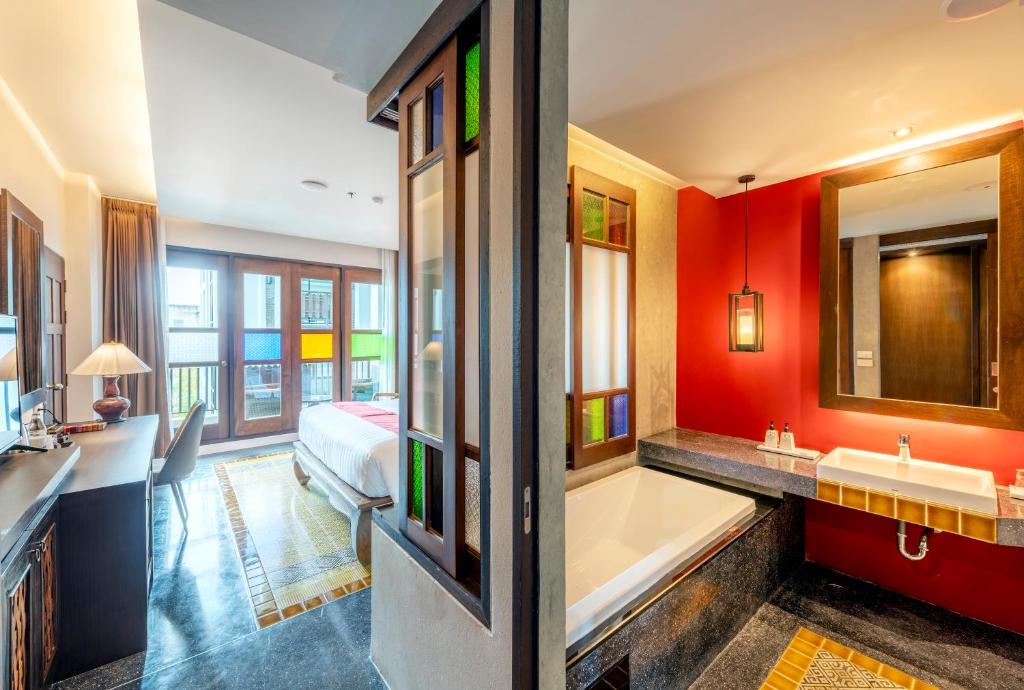 Monkham Village Hat Yai - Delux King Bed With Pool View