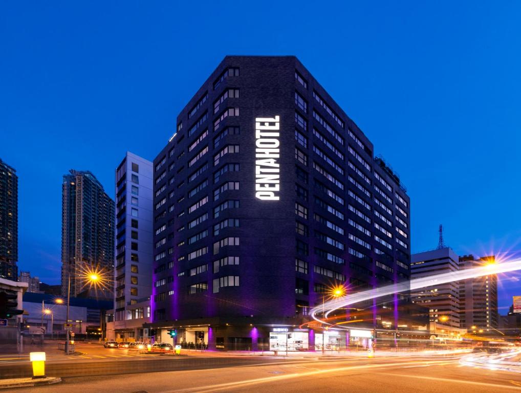 Un grand bâtiment noir avec le mot hôtel sur lui dans l'établissement Pentahotel Hong Kong, Tuen Mun, à Hong Kong