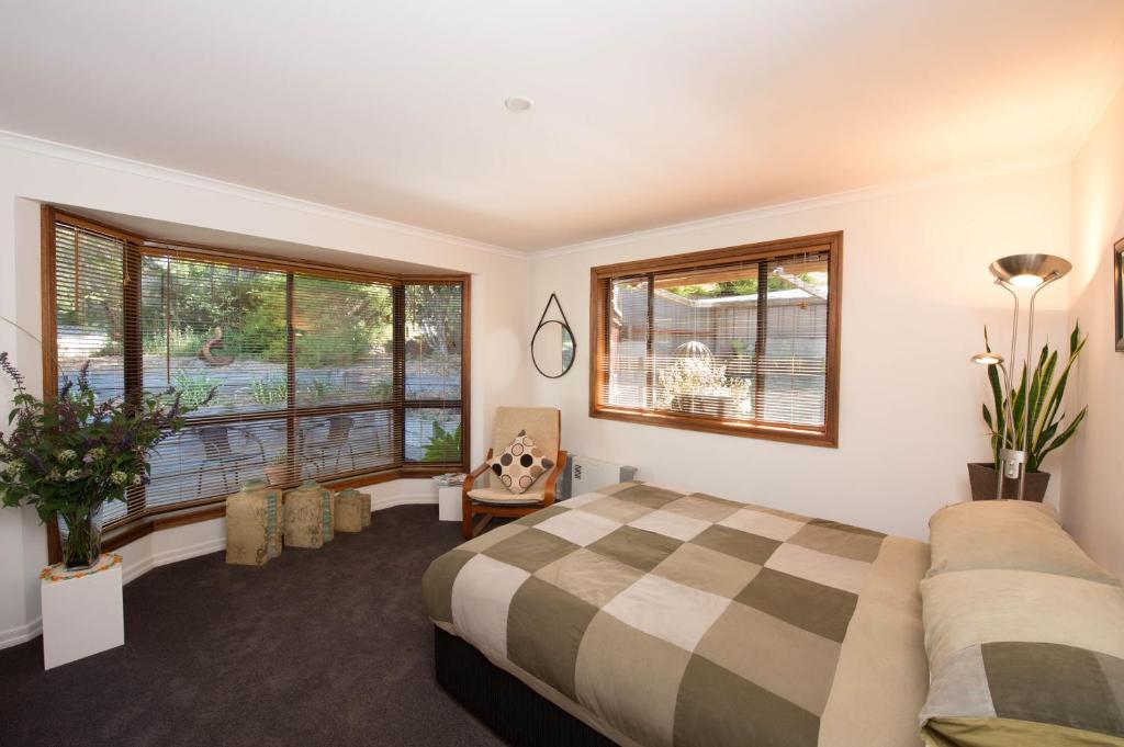 um quarto com uma cama e uma janela em A Suite Spot in the Hills em Mount Barker