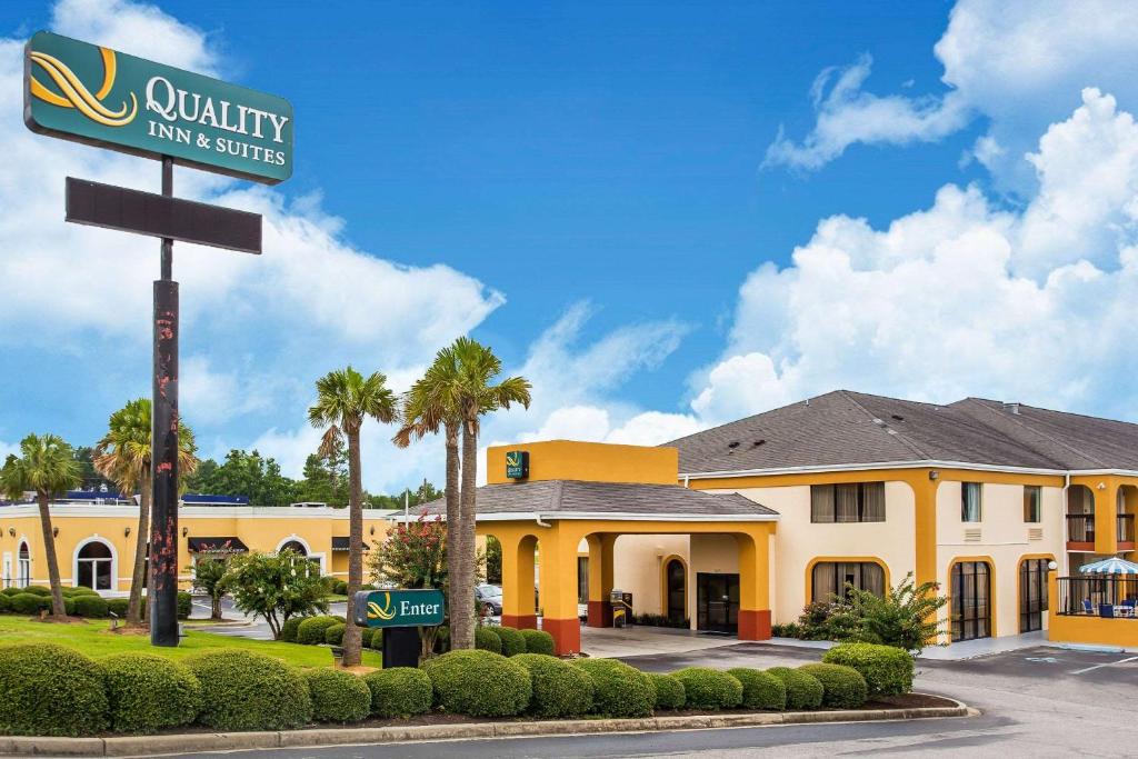 um edifício com uma placa de rua em frente em Quality Inn & Suites em Orangeburg