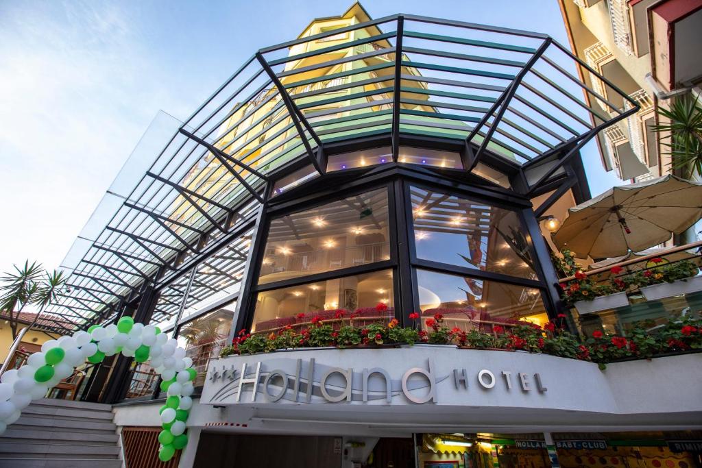 un edificio con balcone fiorito di Hotel Holland a Rimini