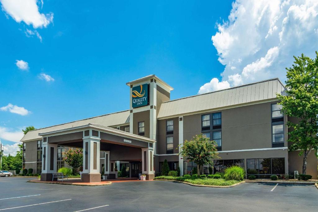 un edificio de hotel con un cartel en él en Quality Inn Valley - West Point, en Valley