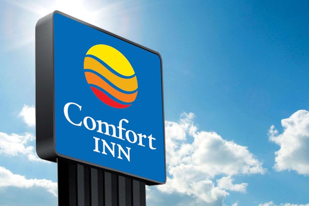 znak dla znaku conoptin inc z niebem w obiekcie Comfort Inn & Suites Fultondale Gardendale I-65 w mieście Fultondale