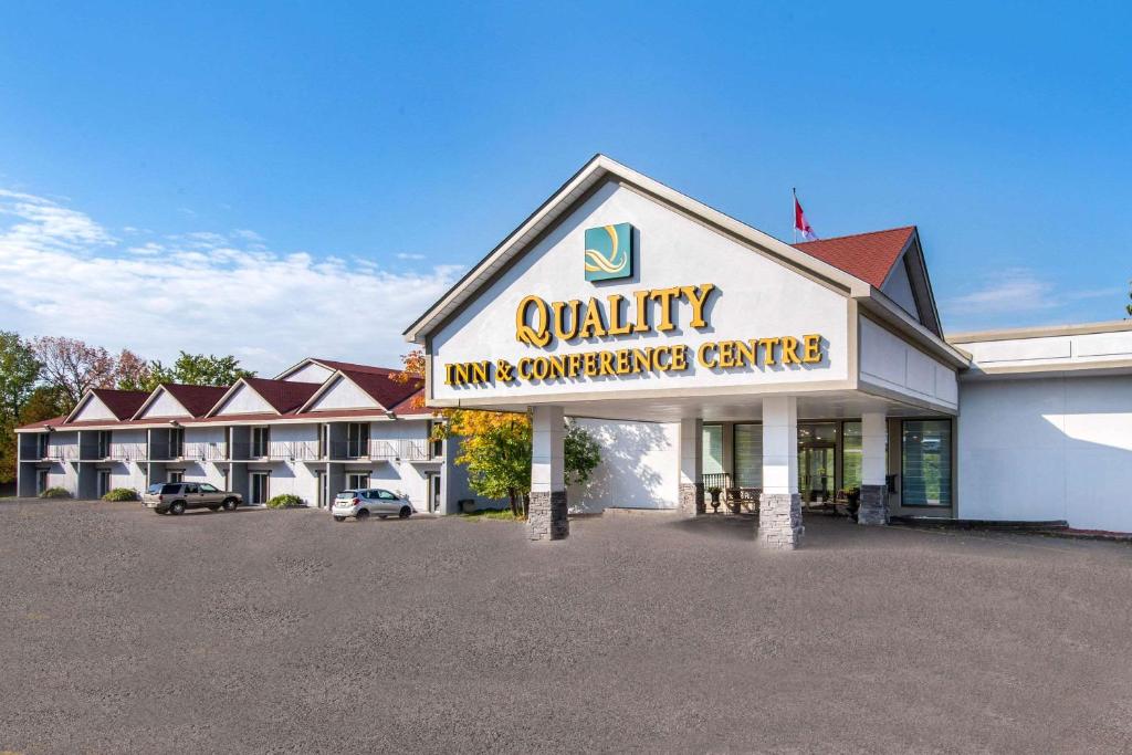 un edificio con un cartello che indica il centro di assicurazione qualità di Quality Inn & Conference Centre a Orillia