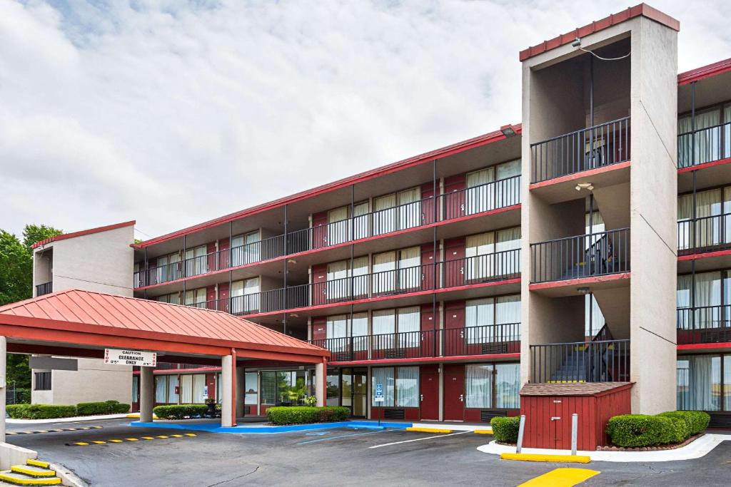 un gran edificio rojo con aparcamiento en Parkway Inn of Birmingham, en Birmingham