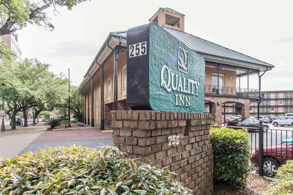 a sign on a brick wall in front of a building at Quality Inn Downtown Historic District in Mobile