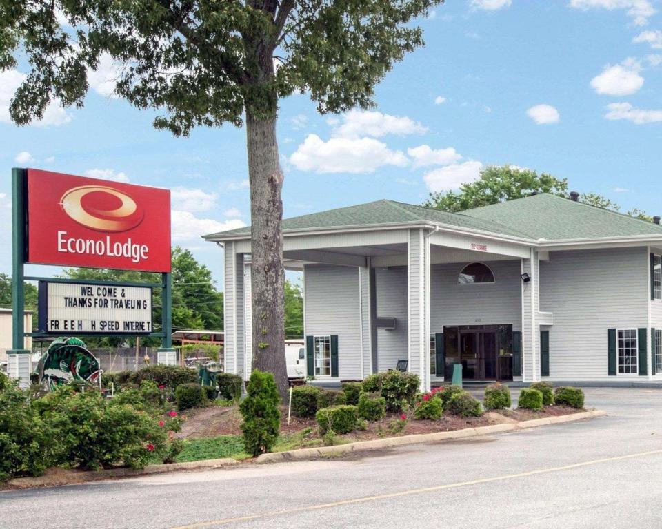 a building with a sign in front of it at Econo Lodge Eufaula in Eufaula