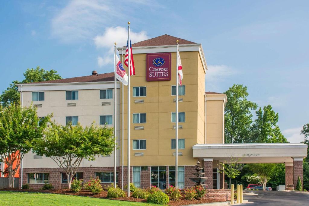 una vista frontal de un hotel con dos banderas en Comfort Suites Huntsville MidCity District at Research Park, en Huntsville