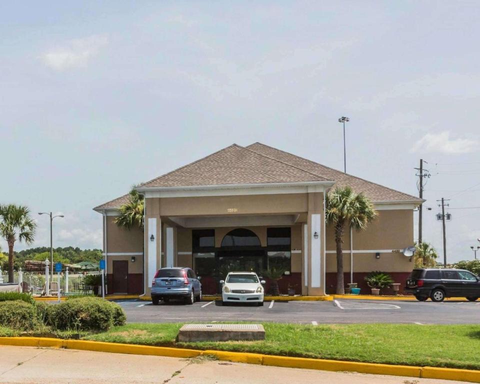 un concesionario de coches con coches estacionados en un estacionamiento en Quality Inn & Suites near Coliseum and Hwy 231 North, en Montgomery