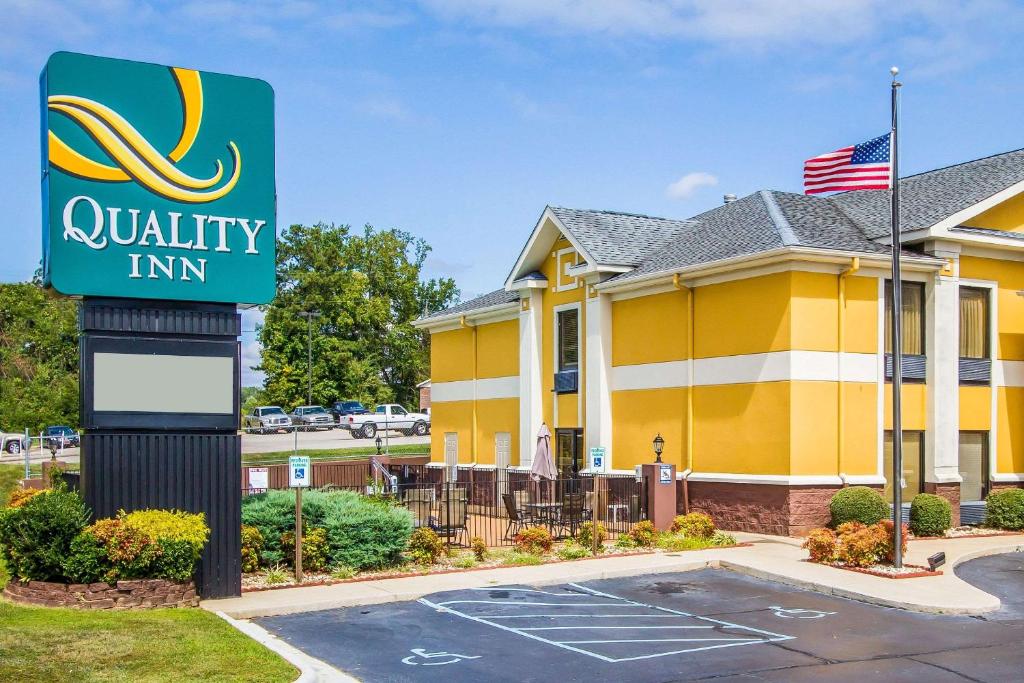 a walney inn sign in front of a building at Quality Inn Alexander City in Alexander City