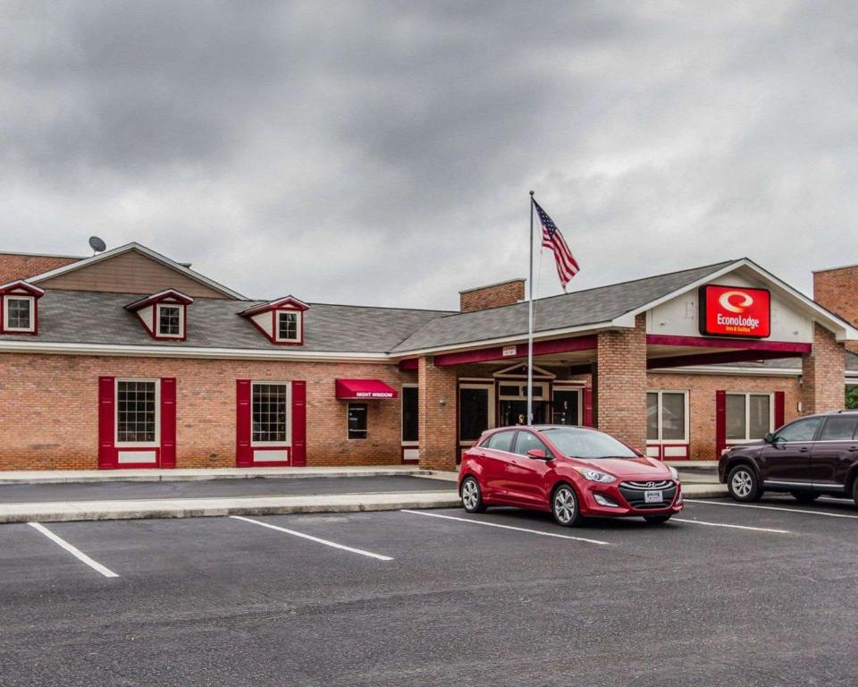 una gasolinera con un coche aparcado en un aparcamiento en Econo Lodge Inn & Suites Enterprise, en Enterprise