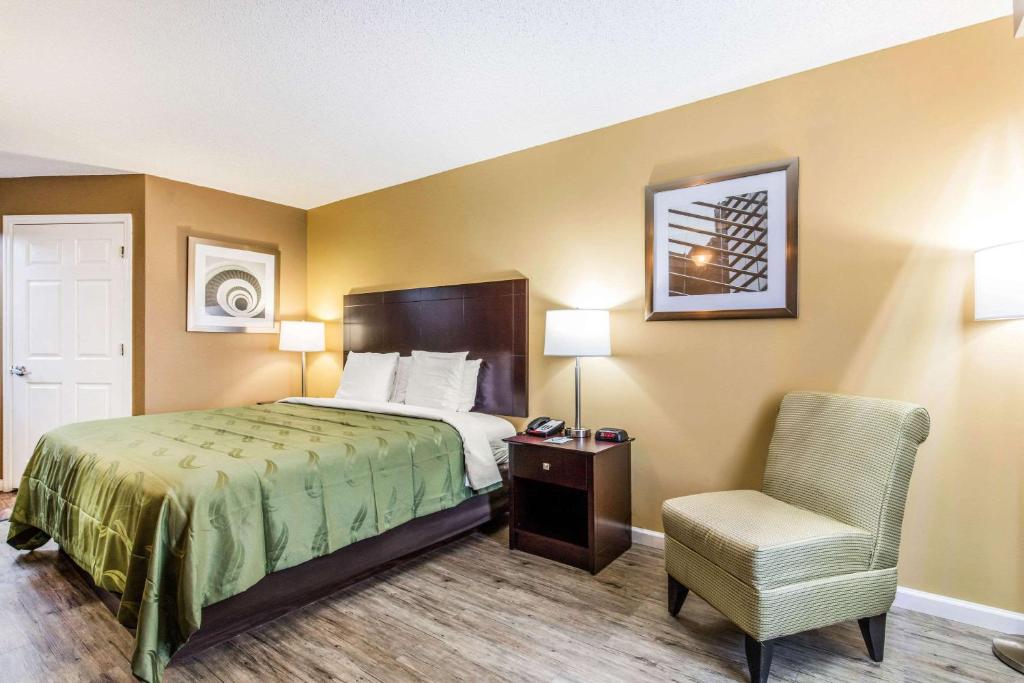 een hotelkamer met een bed en een stoel bij Quality Inn Bessemer I-20 exit 108 in Bessemer