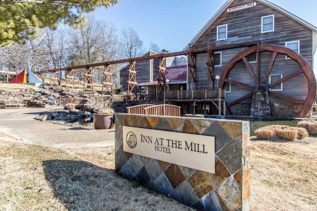 un panneau devant une grange avec un moulin dans l'établissement Inn at the Mill, Ascend Hotel Collection, à Fayetteville