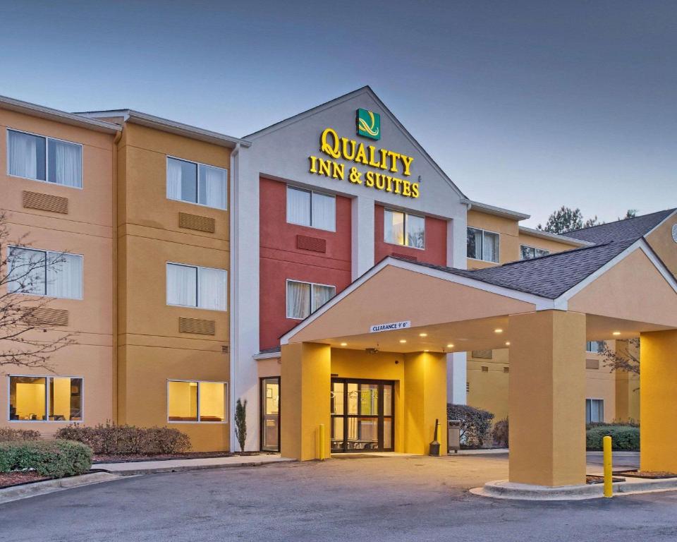 a hotel building with a quality inn and suites at Quality Inn & Suites Birmingham - Highway 280 in Birmingham