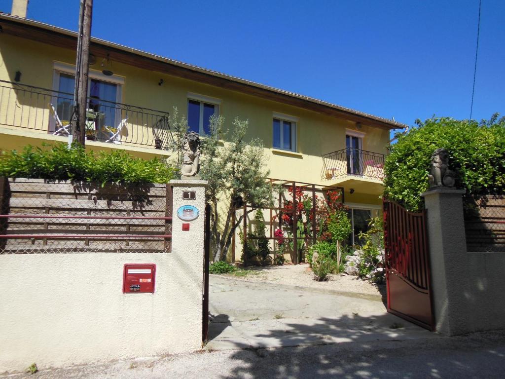 un edificio con un buzón rojo delante de él en Ô Doux s'Home, en Lédenon