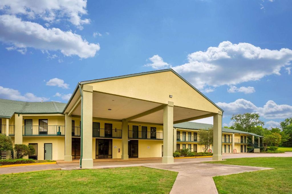 een uitzicht op een gebouw bij Quality Inn & Conference Center in Heber Springs