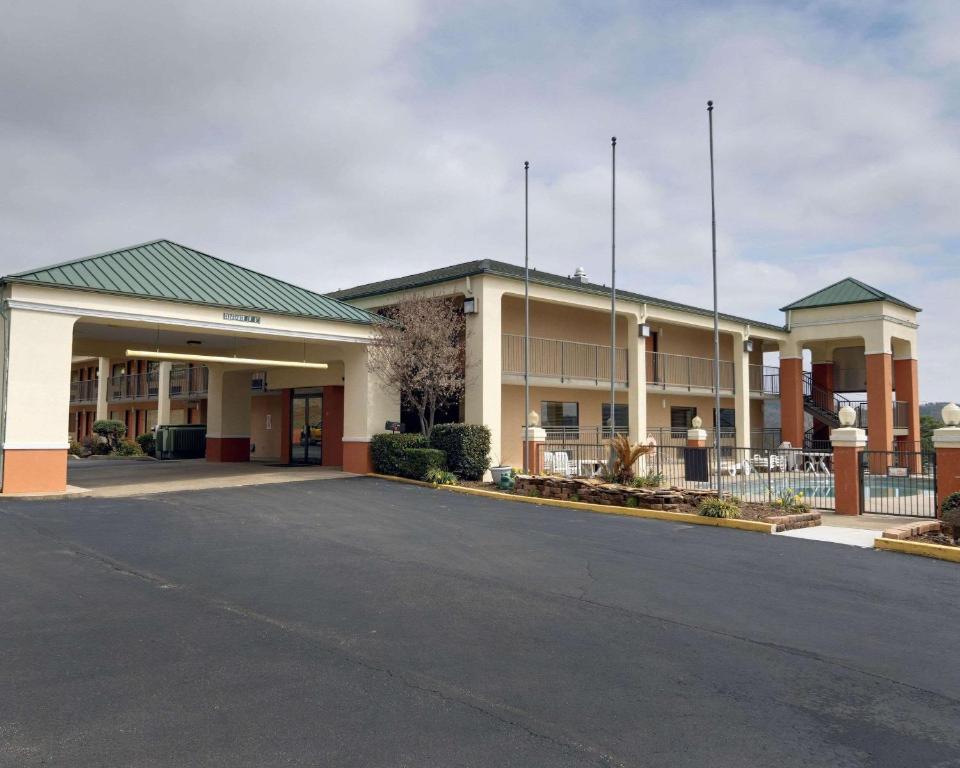 un parcheggio vuoto di fronte a un edificio di Quality Inn & Suites Clarksville a Clarksville