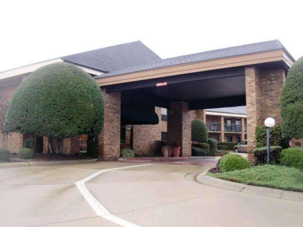 a building with a parking lot in front of it at Quality Inn & Suites Searcy I-67 in Searcy