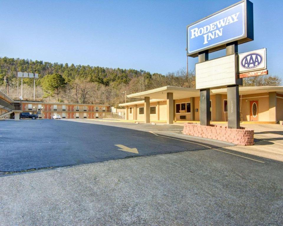 un parking vide en face d'un motel dans l'établissement Rodeway Inn Hot Springs National Park Area, à Hot Springs