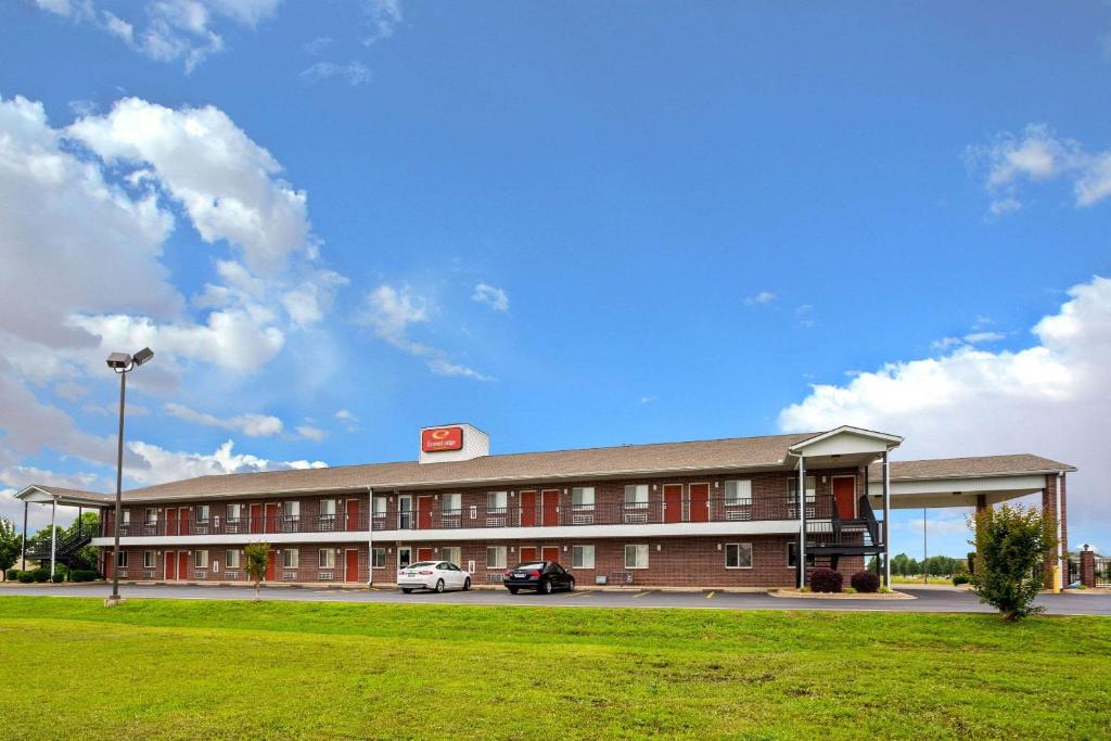 ein großes Gebäude mit davor geparkt in der Unterkunft Econo Lodge Inn & Suites Searcy in Searcy