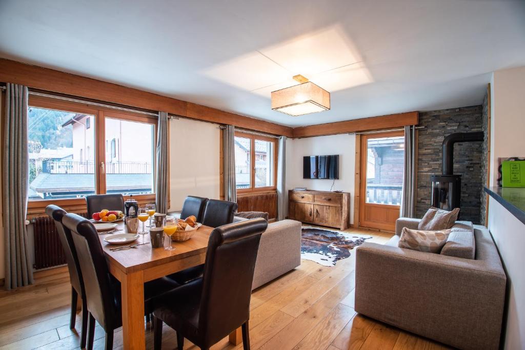 ein Wohnzimmer mit einem Tisch und einem Sofa in der Unterkunft Mintaka Apartment - Chamonix in Chamonix-Mont-Blanc