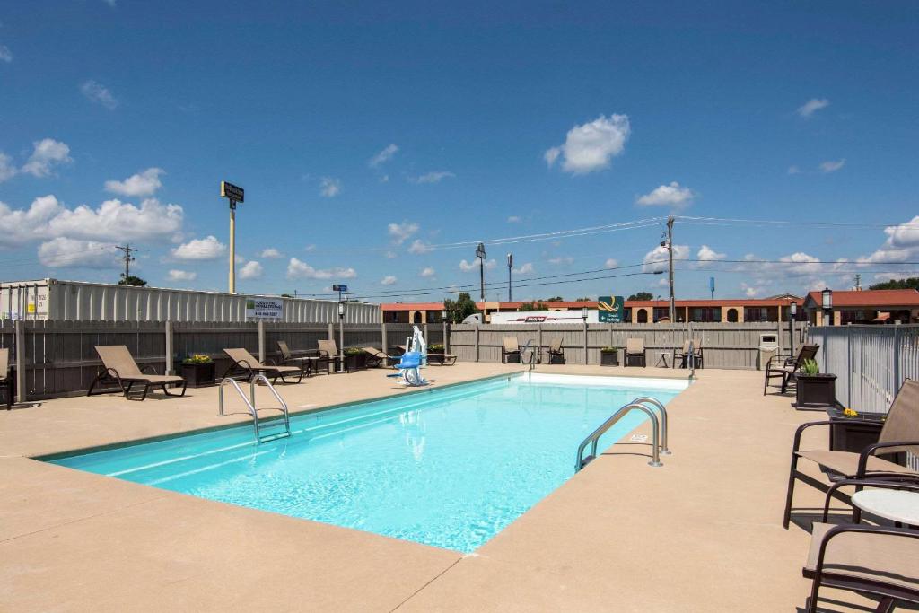 Bazén v ubytování Quality Inn Arkadelphia - University Area nebo v jeho okolí