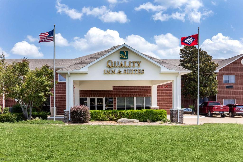 a building with two flags in front of it at Quality Inn & Suites Mountain Home North in Mountain Home