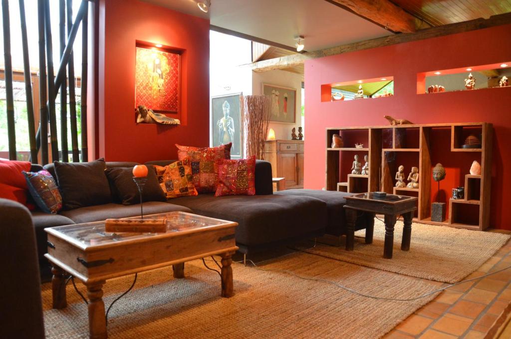 een woonkamer met een bank en een tafel bij Les Bambous in La-Roche-en-Ardenne