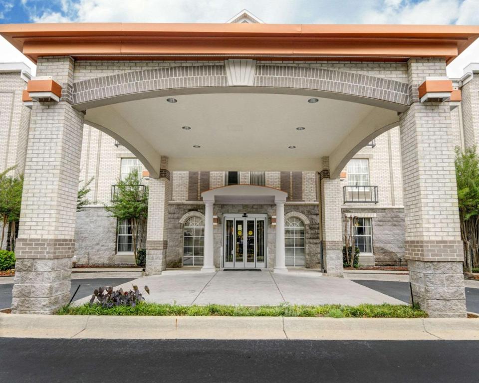 Quality Inn & Suites Little Rock West في ليتل روك: مبنى من الطوب كبير مع مدخل كبير