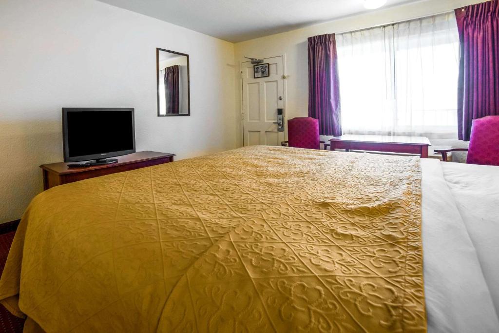TV a/nebo společenská místnost v ubytování Rodeway Inn Kingman Route 66