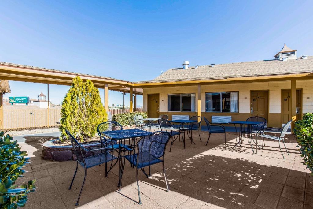 - un ensemble de tables et de chaises sur une terrasse dans l'établissement Rodeway Inn Kingman Route 66, à Kingman